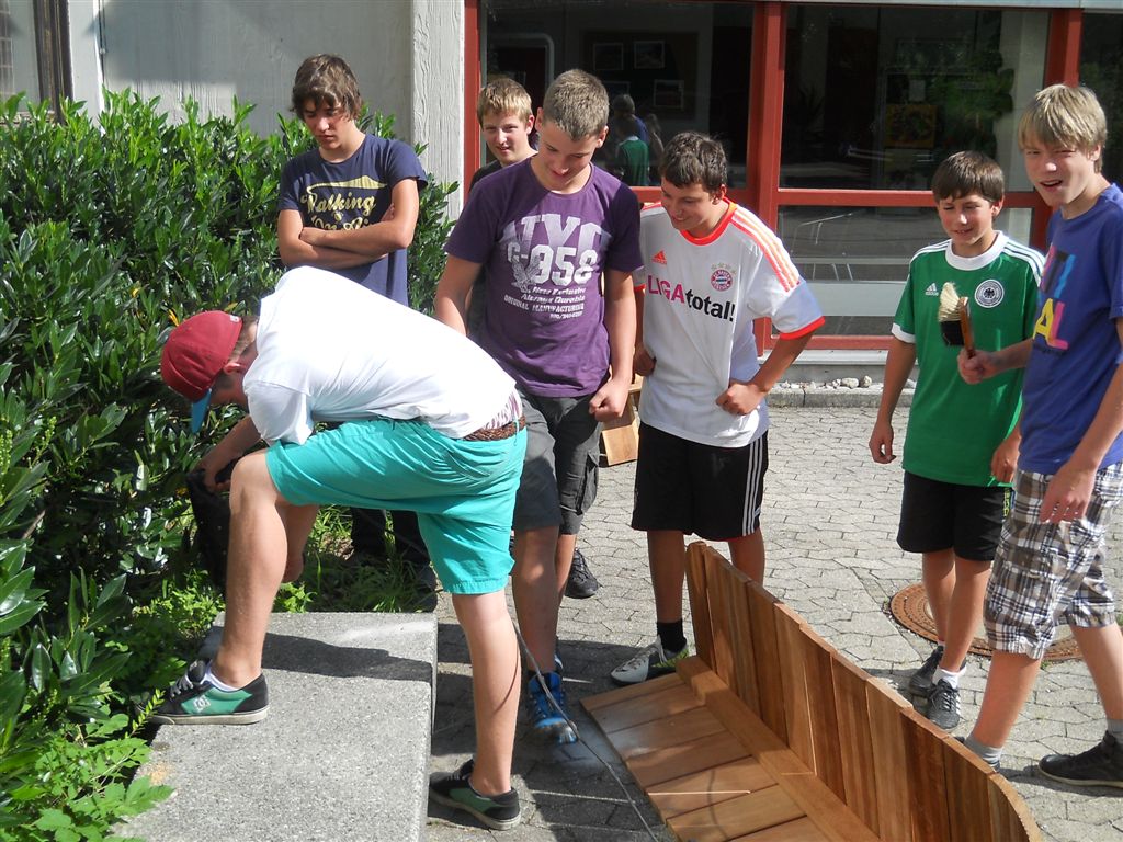 Neue Bänke für den Pausenhof