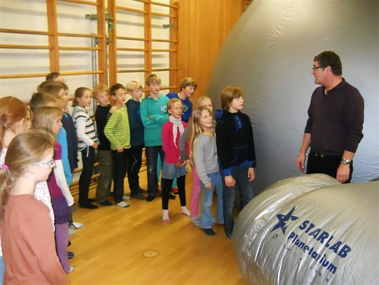 Das mobile Planetarium in der HOHENAU-Schule