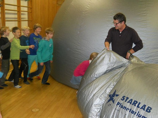 Das mobile Planetarium in der HOHENAU-Schule