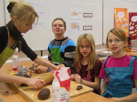 Weihnachtsbäckerei in der HOHENAU-Schule