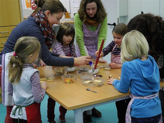 Weihnachtsbäckerei mit der Patenklasse