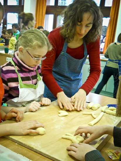 Osterhasen backen an der HOHENAU-Schule