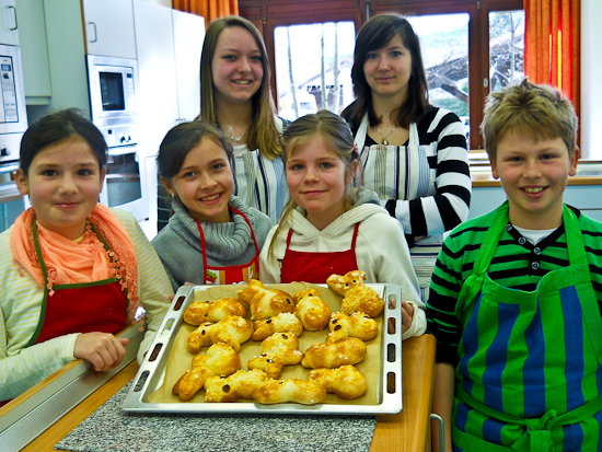 Osterhasen backen an der HOHENAU-Schule