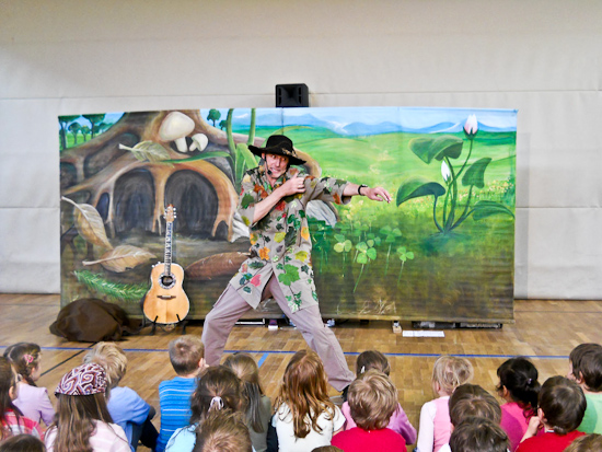 Toni Tanner mit Käfer und Co. in der HOHENAU-Schule