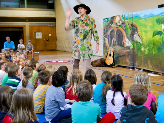 Toni Tanner mit Käfer und Co. in der HOHENAU-Schule