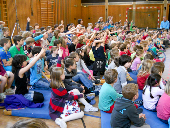 Toni Tanner mit Käfer und Co. in der HOHENAU-Schule