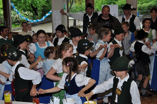 Brauchtumsfest mit Maibaumaufstellen an der HOHENAU-Schule