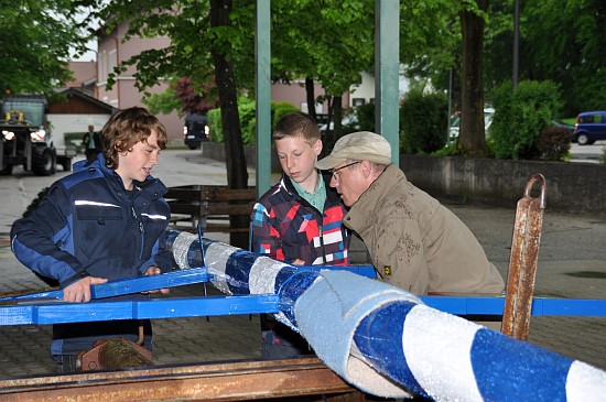 Brauchtumsfest mit Maibaumaufstellen an der HOHENAU-Schule