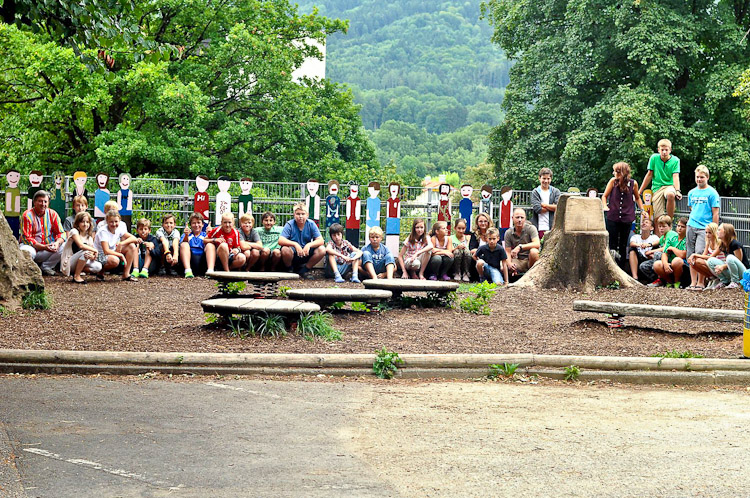 Holzfiguren für den Grundschulpausenhof der HOHENAU-Schule