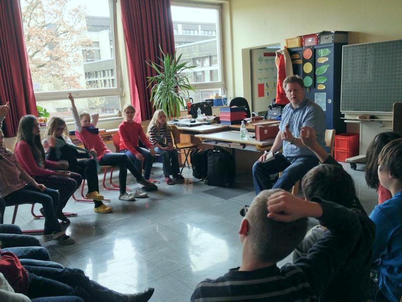 Archäologe Herr Bischler besucht die Klassen 5a/b der HOHENAU-Schule