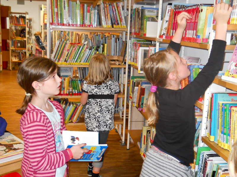 Erstleser der HOHENAU-Schule in der Stadtbibliothek Rosenheim