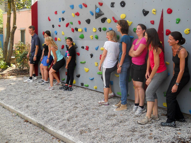 Die Lehrer trainieren an der Boulder-Wand der HOHENAU-Schule