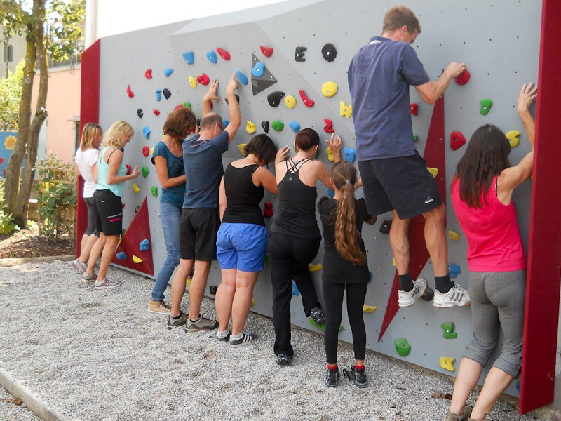 Die Lehrer trainieren an der Boulder-Wand der HOHENAU-Schule