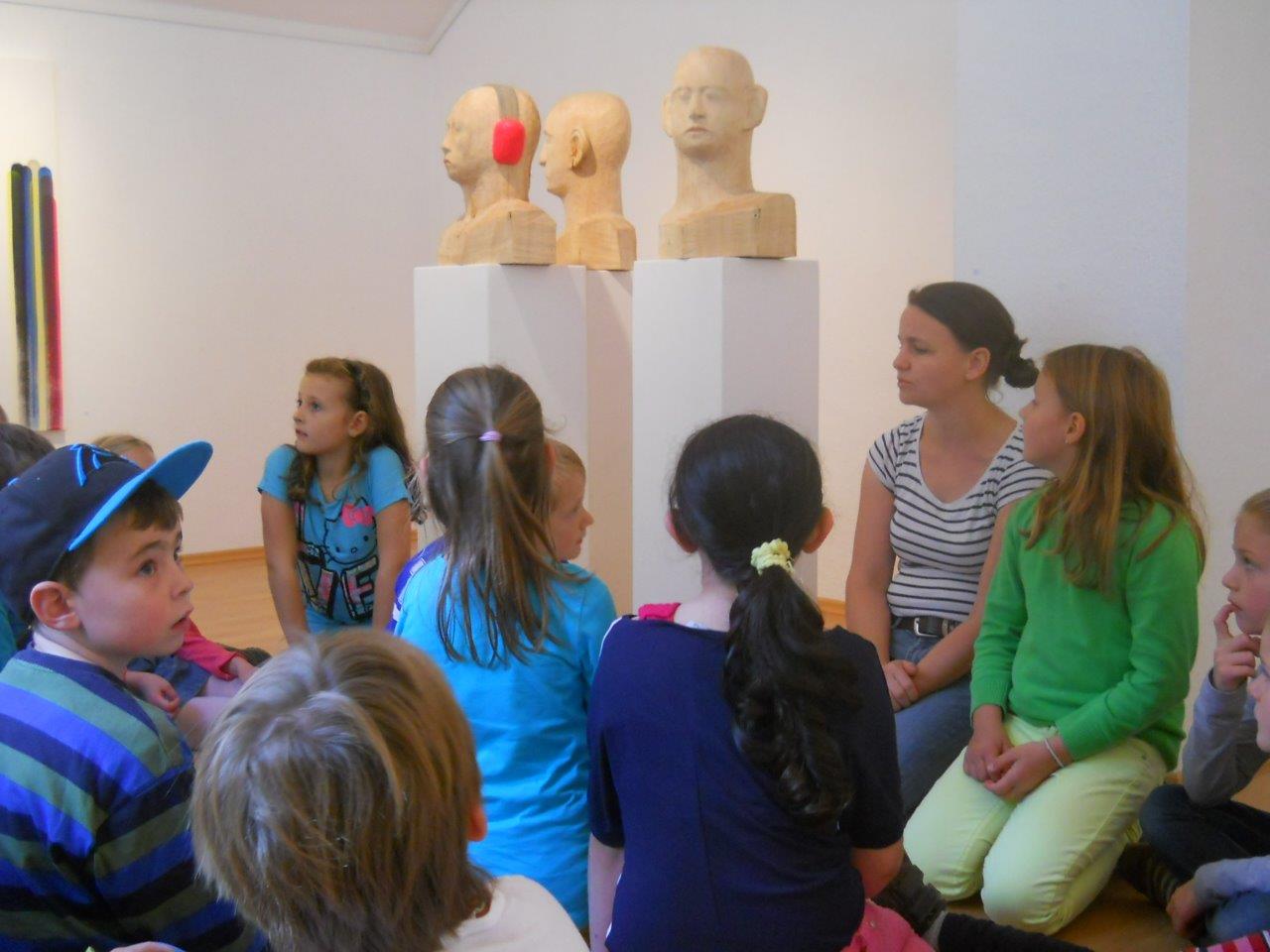 Kl. 3a der HOHENAU-Schule besucht mit Bildhauerin Regina Marmaglio "Haus der Maler" in Neubeuern