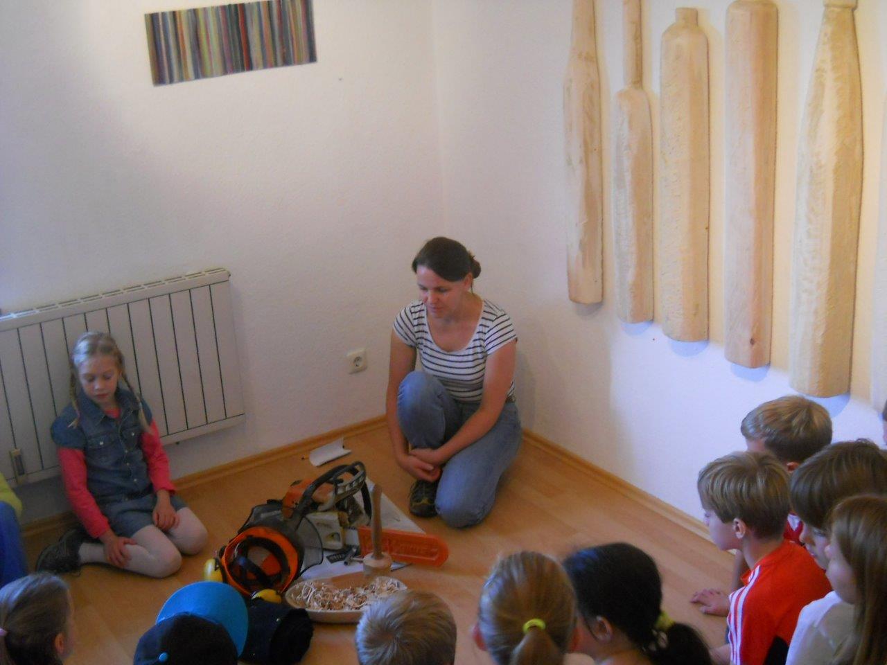 Kl. 3a der HOHENAU-Schule besucht mit Bildhauerin Regina Marmaglio "Haus der Maler" in Neubeuern